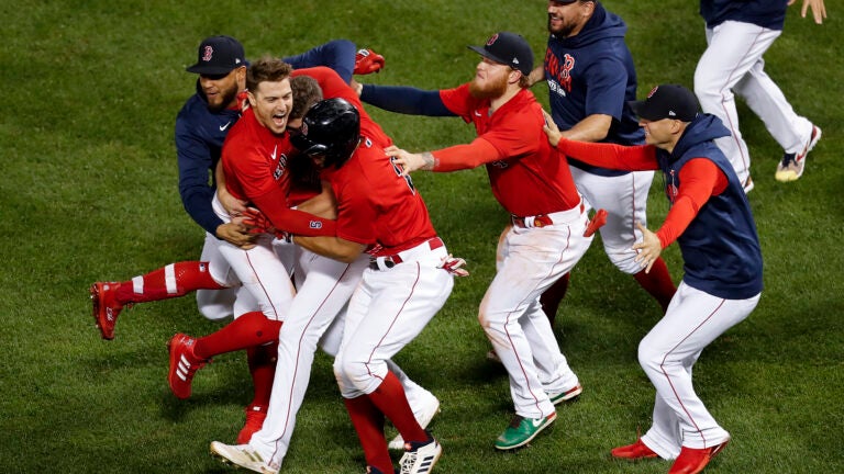 Hernandez hits walk-off sac fly to send Red Sox to ALCS