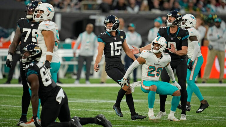 Jaguars end 20-game skid with 53-yard FG to beat Dolphins