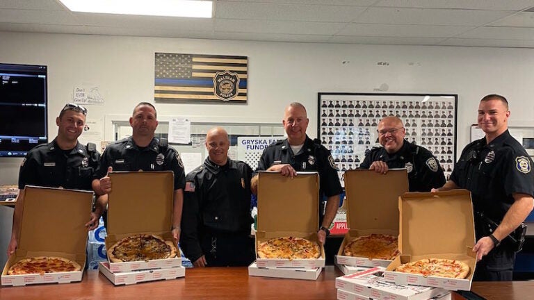 Kyle Schwarber ordered pizza for firefighters and police officers in Waltham