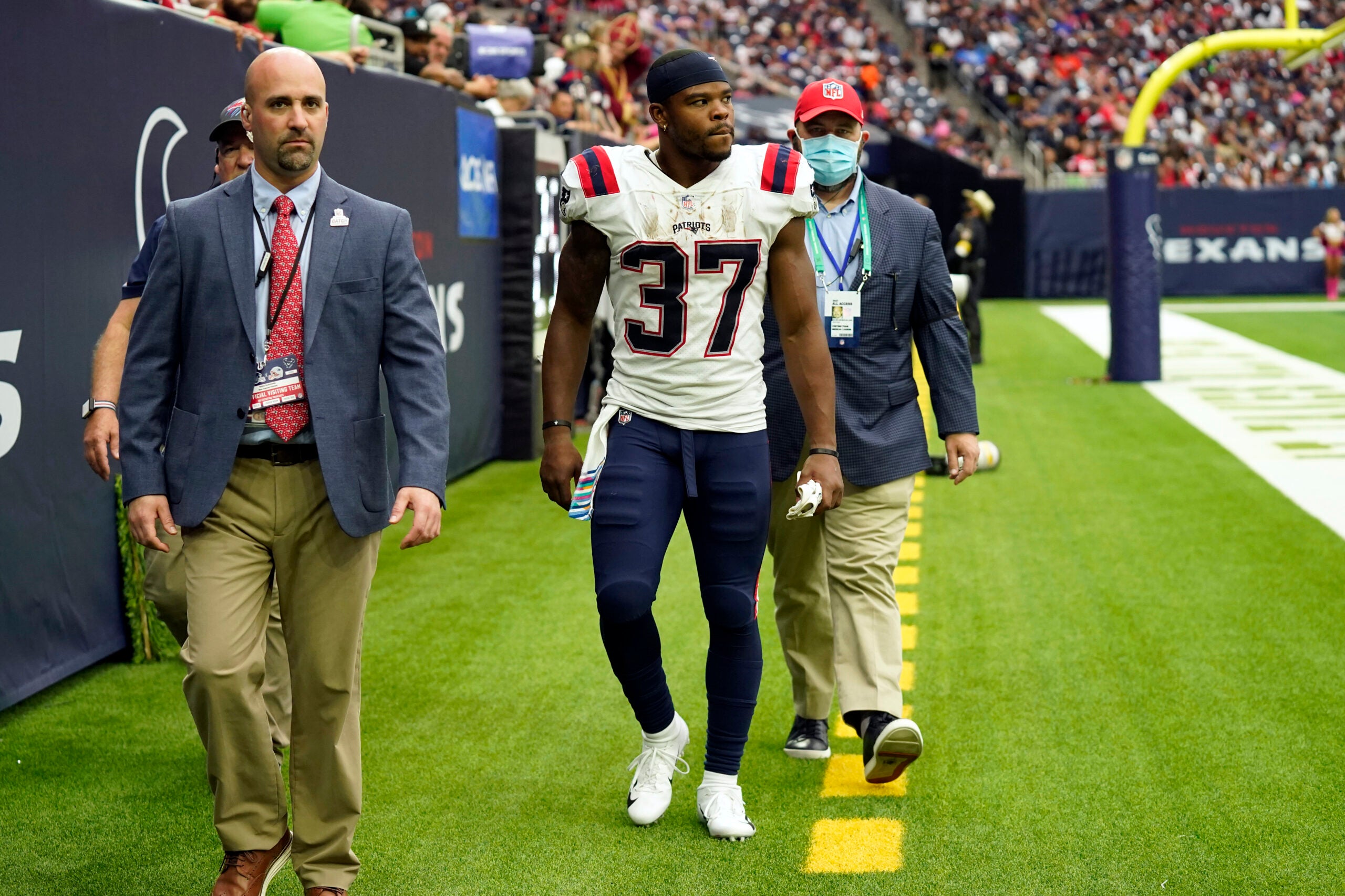 Patriots running back Damien Harris leaves in fourth quarter with