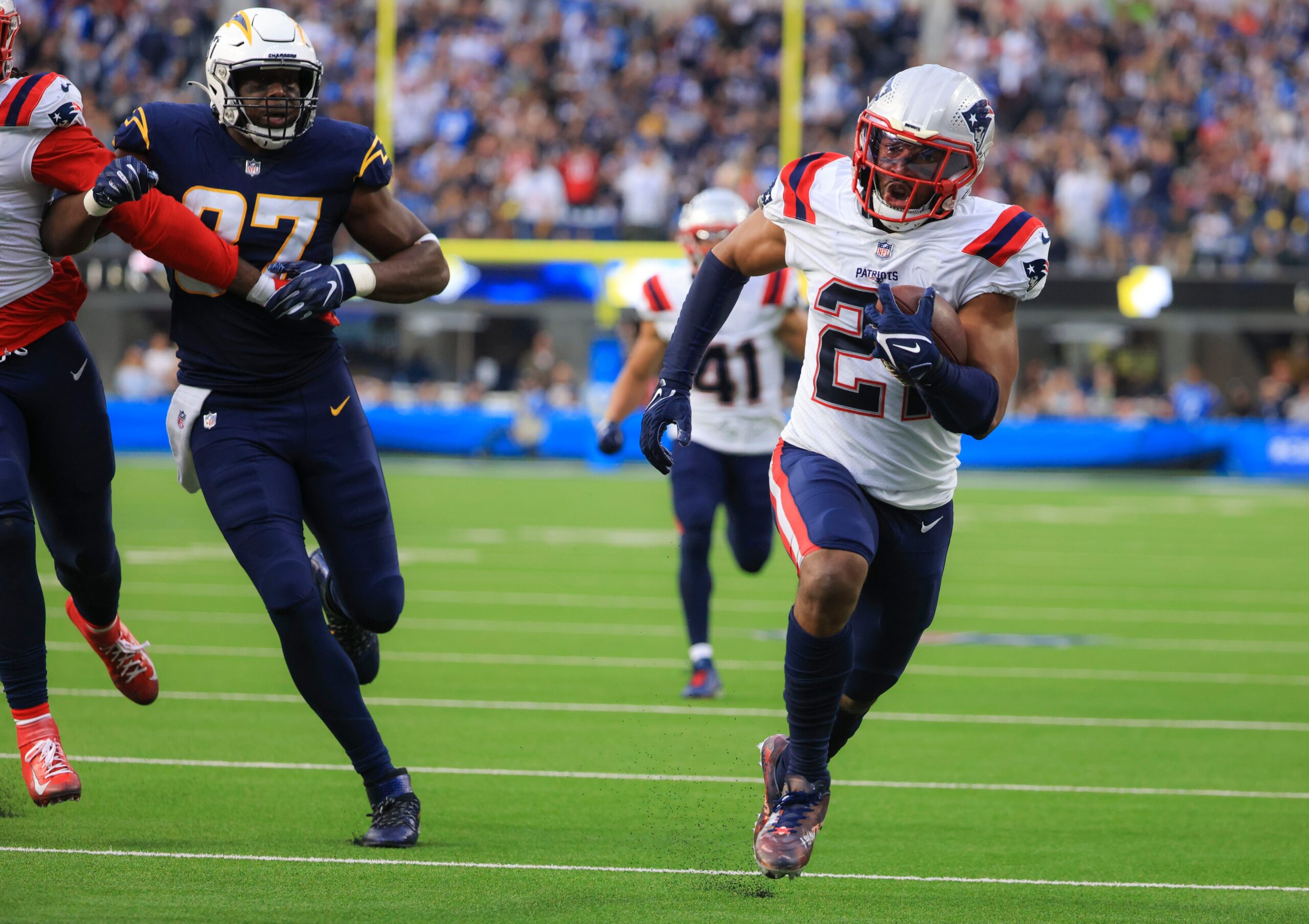 There was a familiar look to the Patriots’ victory over the Chargers