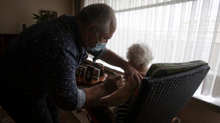 As U.S. nears 800K virus deaths, 1 of every 100 older Americans has perished - Vimarsana News