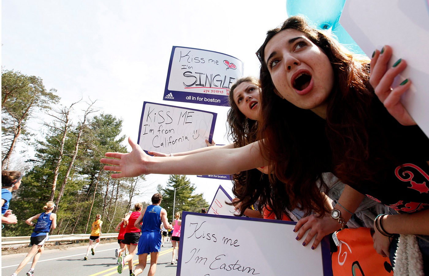 No kissing at Wellesley scream tunnel for 2021 Boston Marathon