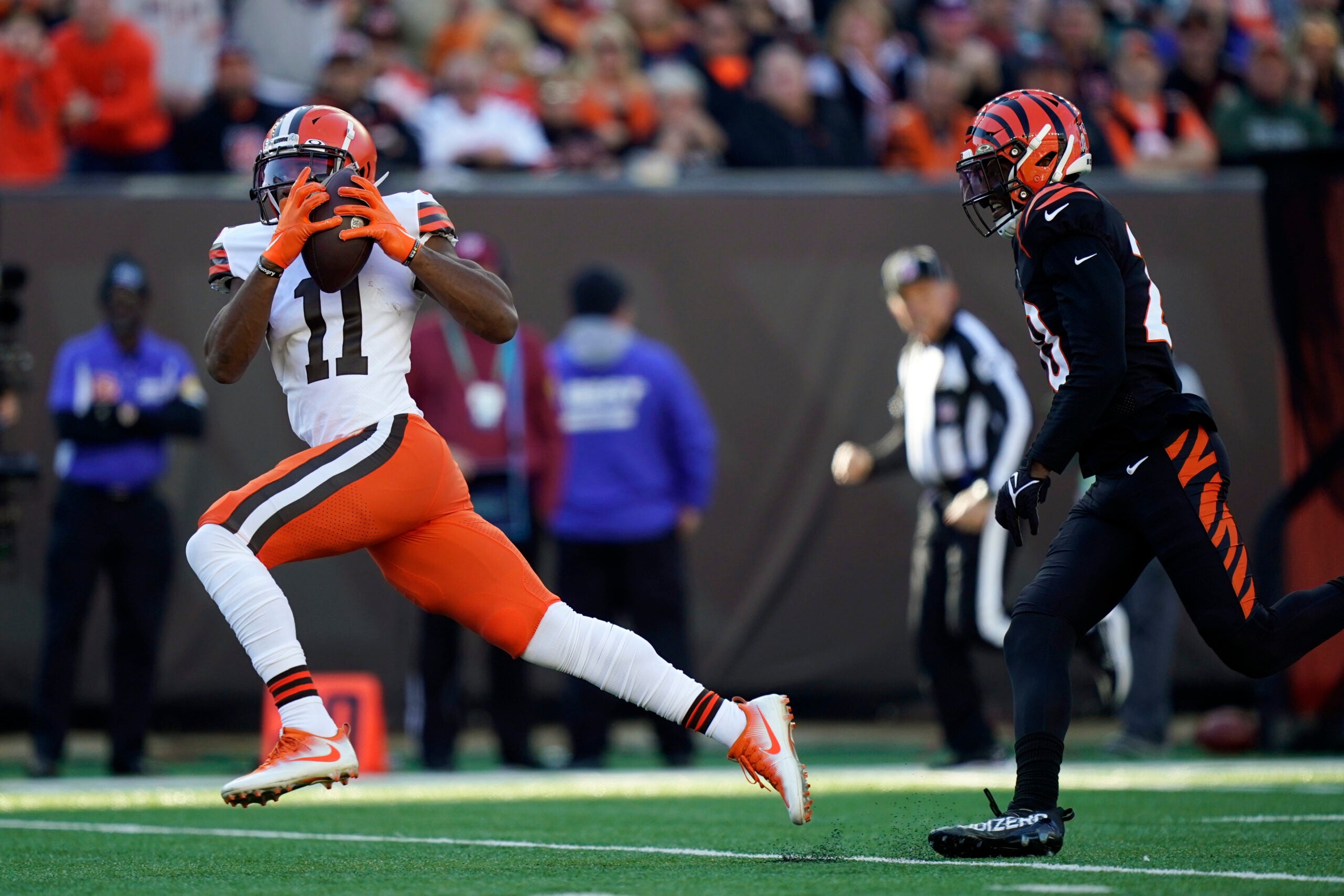 CLEVELAND, OH - OCTOBER 31: Cleveland Browns running back D'Ernest Johnson ( 30) caries the football during the fourth quarter of the National Football  League game between the Cincinnati Bengals and Cleveland Browns