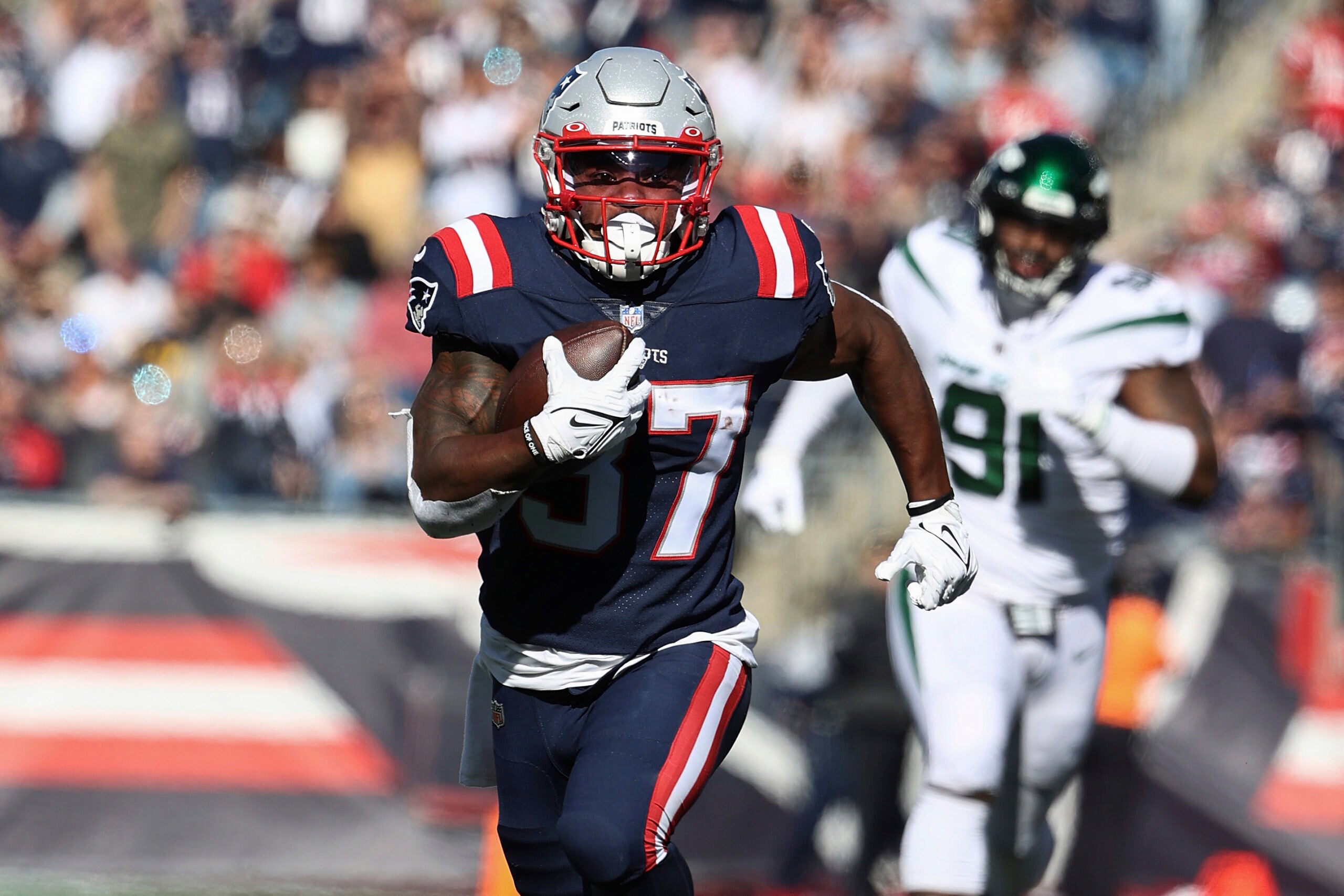 Patriots RB Damien Harris runs for over 100 yards