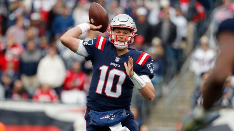 Patriots QB Tom Brady Throwing Passes to Former NBA Star Bar