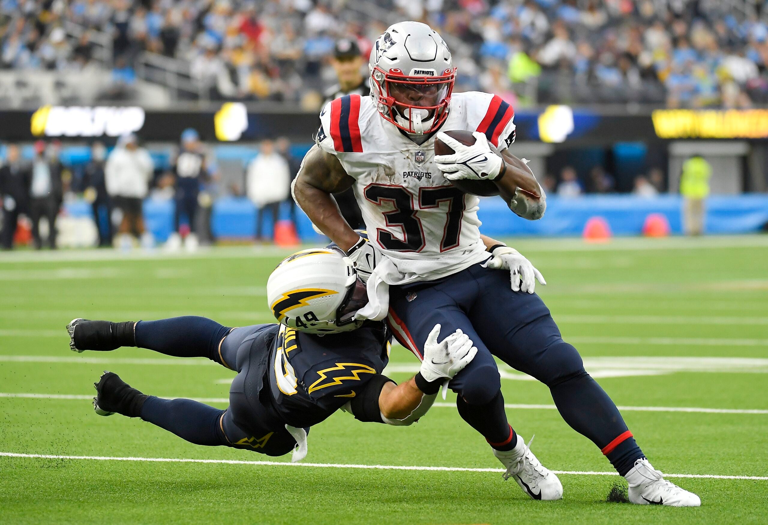 Chargers Fall to Patriots, 27-24, in Week 8 of 2021 Season