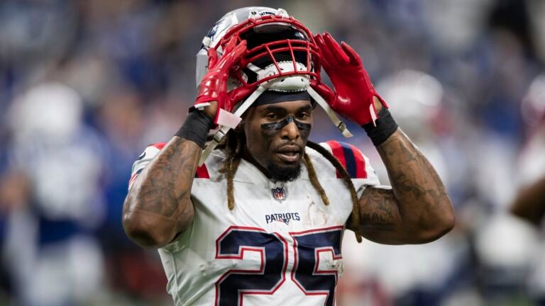 New England Patriots re-sign RB Brandon Bolden 