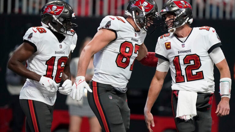 Brady throws for 4 TDs, Bucs pull away from Falcons 44-27