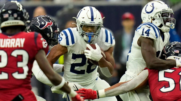 Colts' Michael Pittman Jr. breaks free on crossing route for first