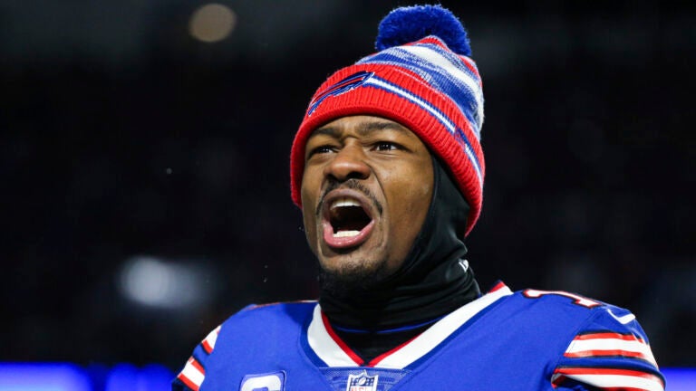 Hot mic picks up Stefon Diggs's profane message for Patriots fans