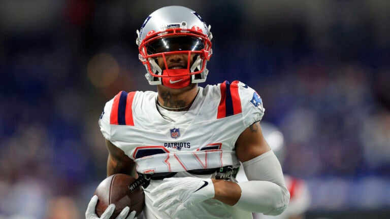 Houston, Texas, USA. 10th Oct, 2021. New England Patriots wide receiver  KENDRICK BOURNE (84) is brought down by his jersey after a catch during an  NFL game between Houston and New England. The Patriots won 25-22. (Credit  Image: © Scott