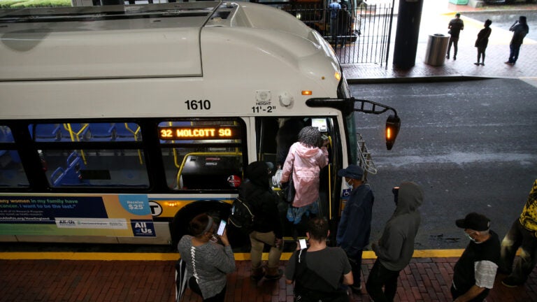 Siswa sekolah menengah dan menengah Boston sekarang bisa mendapatkan tiket MBTA gratis sepanjang tahun