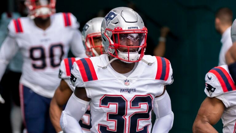 Patriots' Mac Jones plans to just look at his phone while Devin