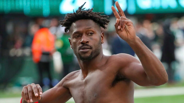 WR Antonio Brown 'no longer a Buc' after exiting field during win over Jets