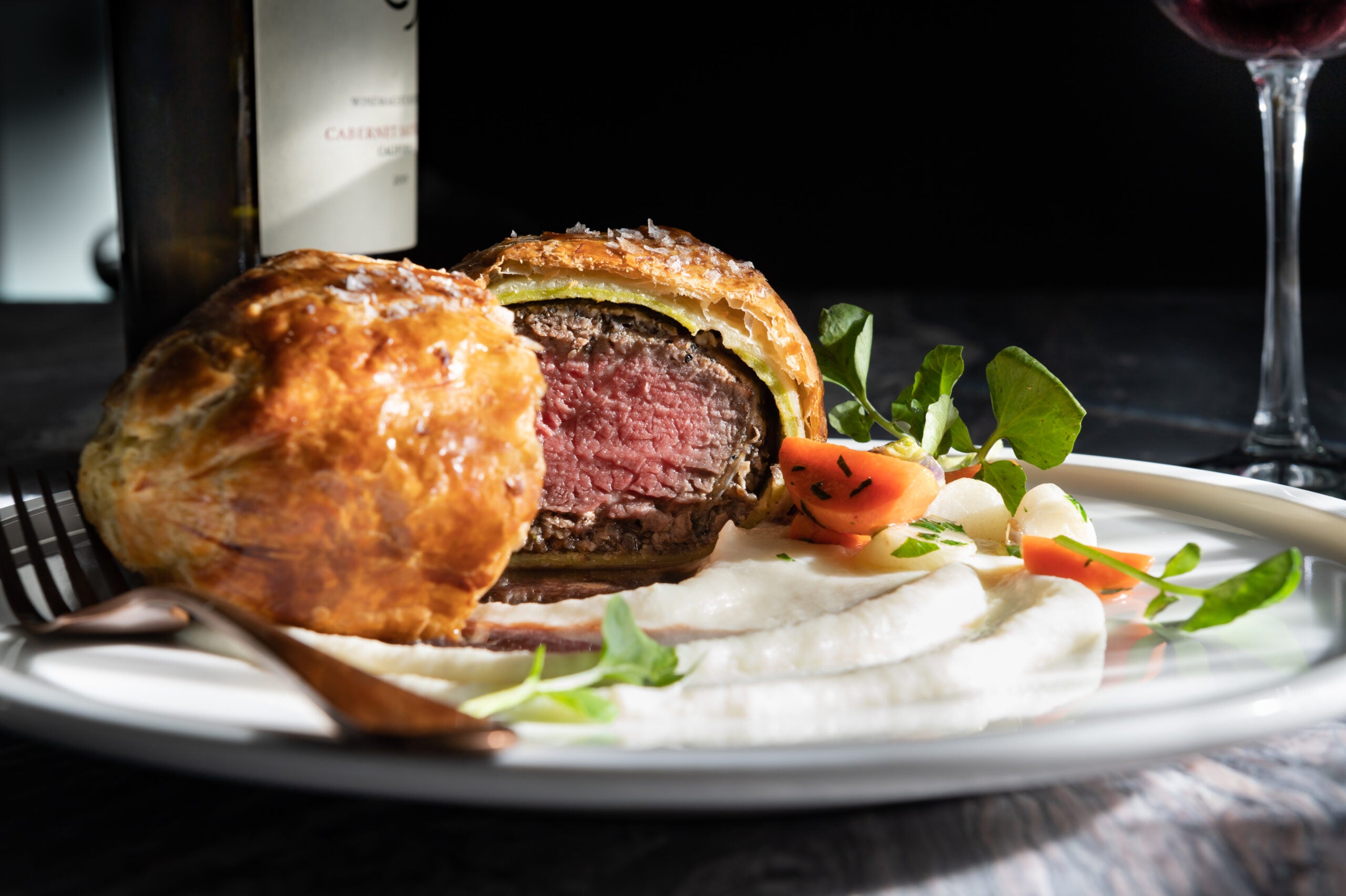 https://bdc2020.o0bc.com/wp-content/uploads/2022/01/Ramsay_s-Kitchen-Boston-Beef-Wellington-61f035614cd8b-scaled.jpg