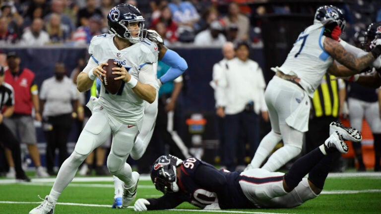 Titans clinch AFC's top seed with 28-25 win over Texans