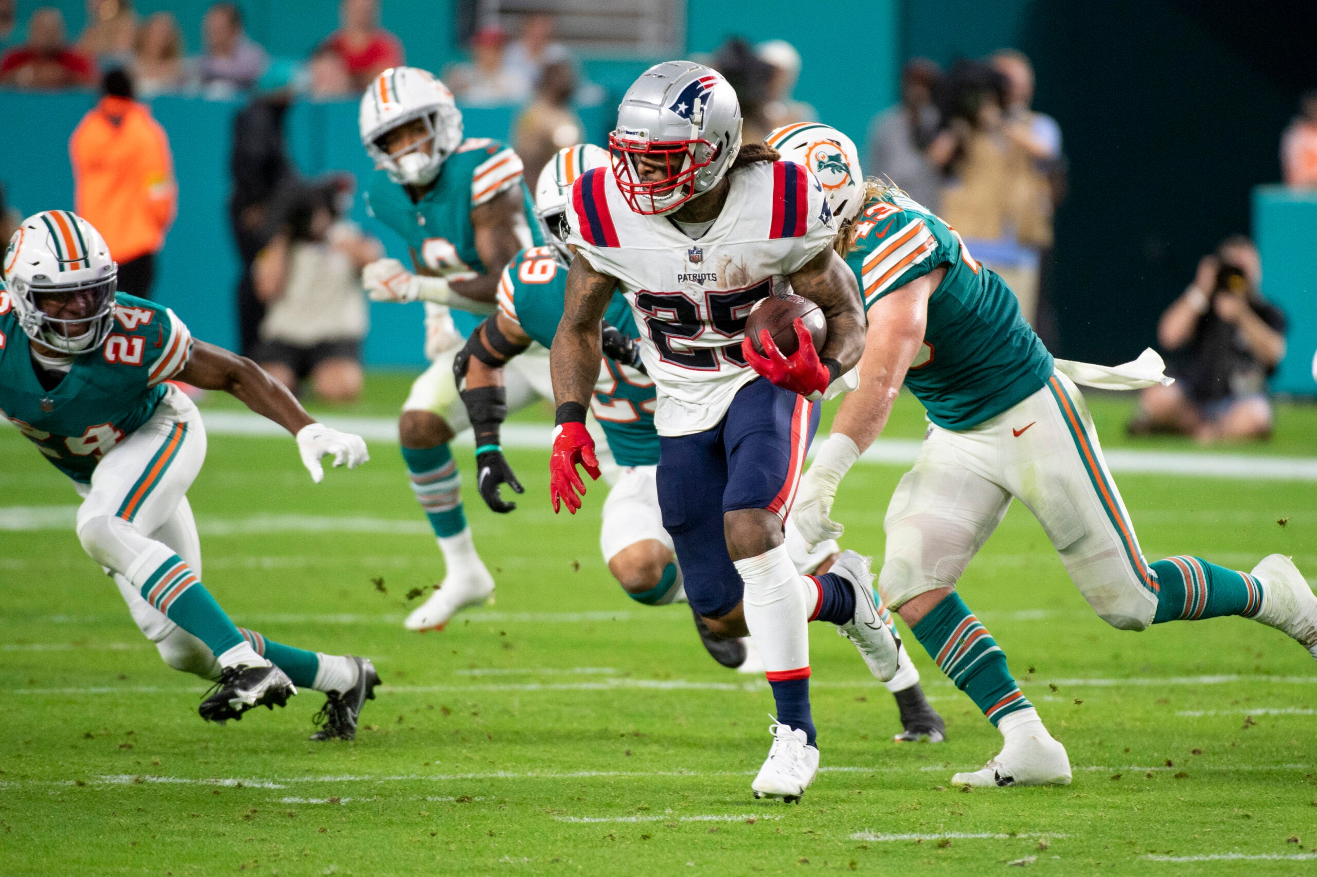 New England Patriots re-sign RB Brandon Bolden 