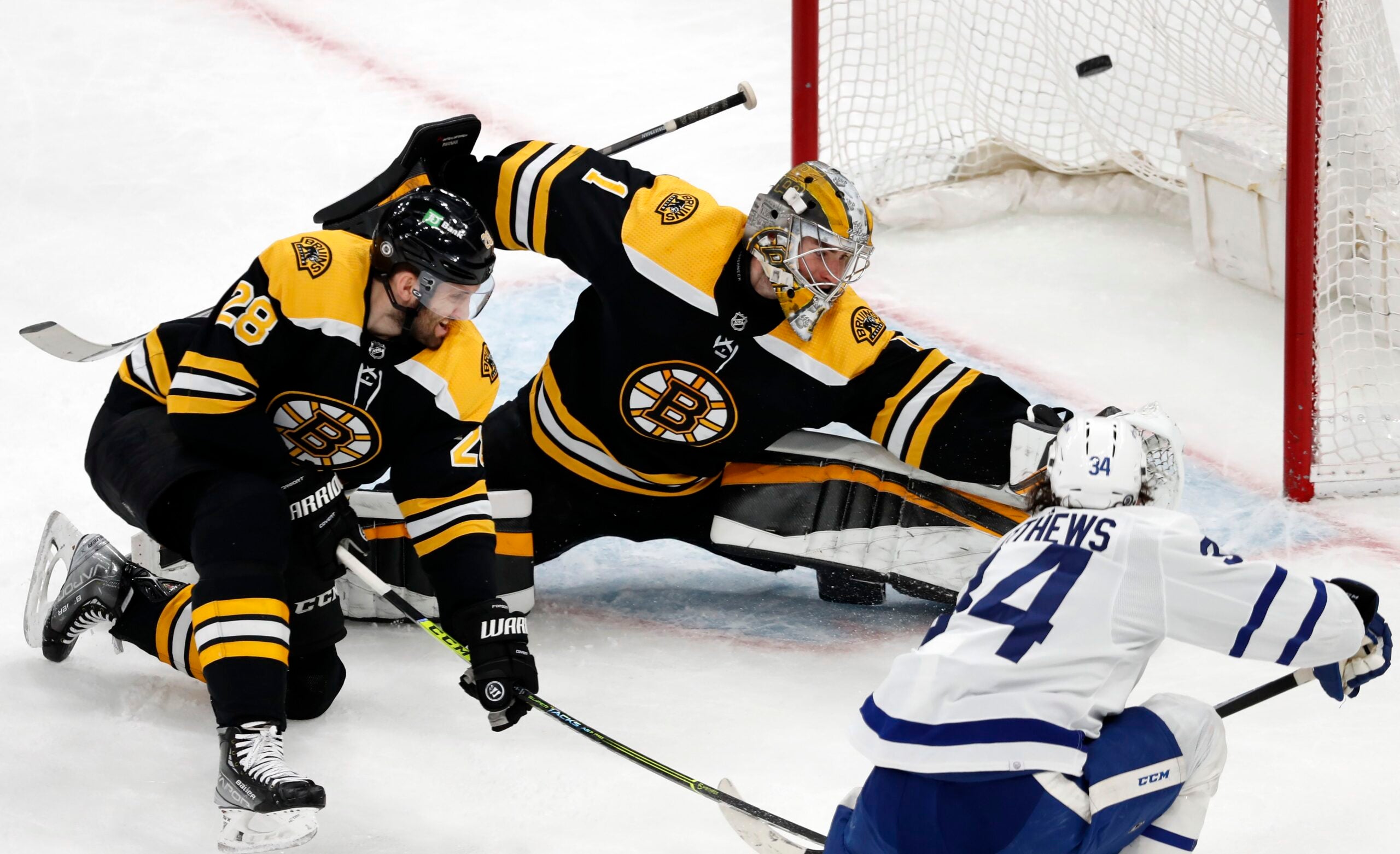 Rookie Bedard scores, but Pastrnak pots 2 to lead Bruins past