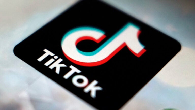 Komisaris FCC meminta Google dan Apple untuk melarang aplikasi TikTok
