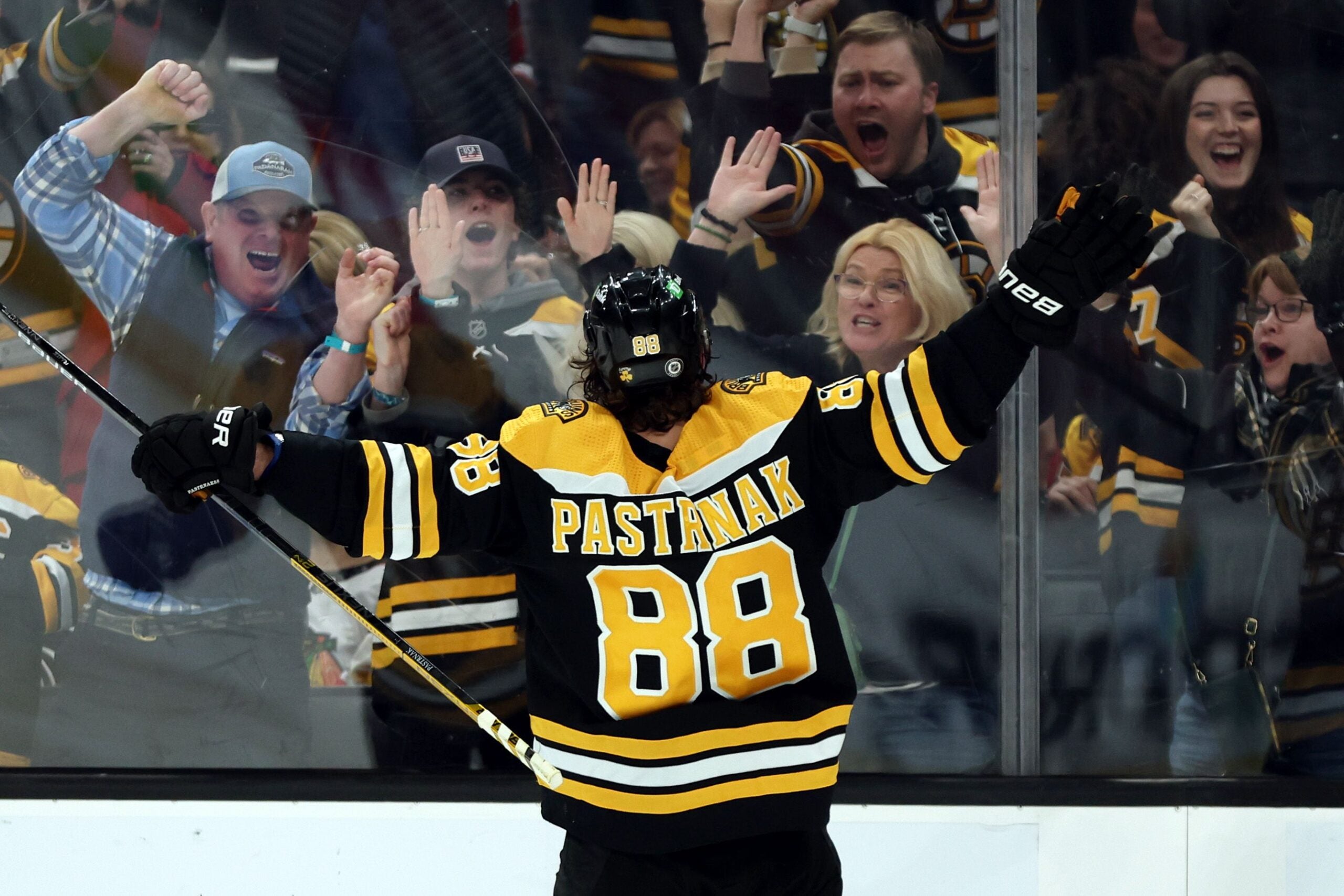 Pastrnak pots 2 to lead Bruins past Blackhawks 3-1