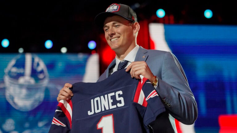 NFL Brasil on X: O NOVO QUARTERBACK DE NEW ENGLAND: MAC JONES! #NFLDraft  #NFLBrasil  / X