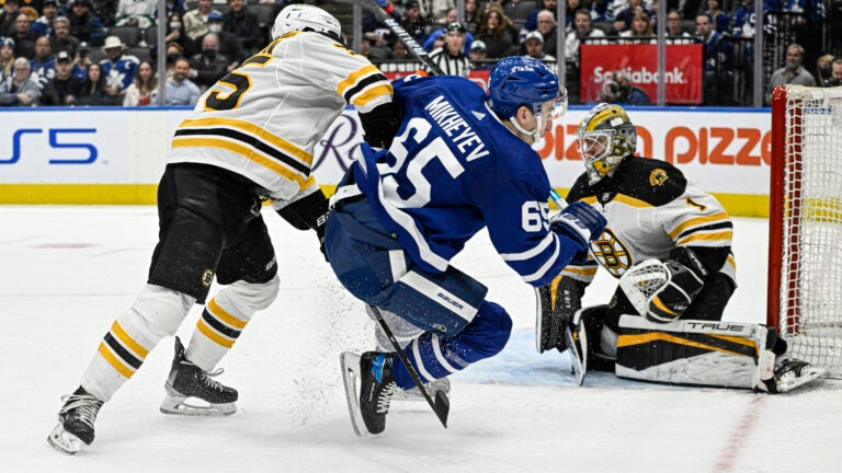 Nylander scores twice, Maple Leafs beat Bruins 5-2 in finale