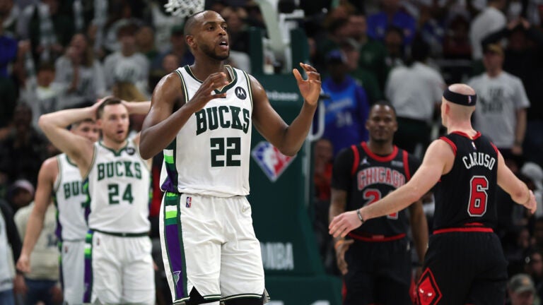 Milwaukee Bucks resign Khris Middleton