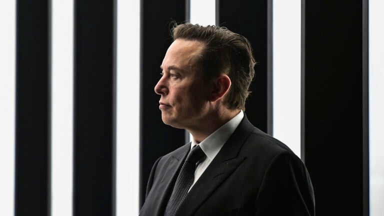 Tesla ceo elon musk offers to buy twitter