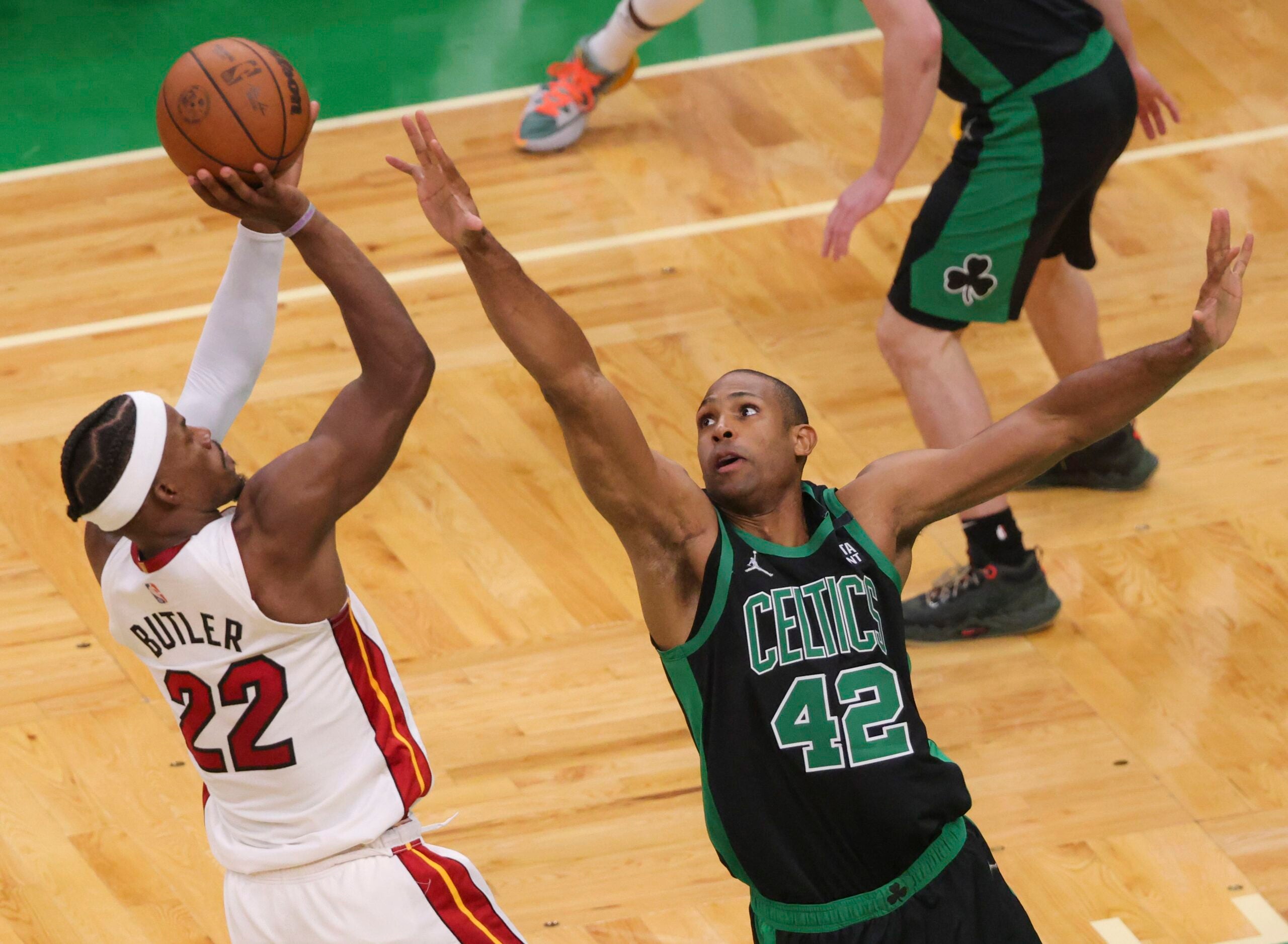 Butler, Lowry lead Heat over Celtics to stay in 1st