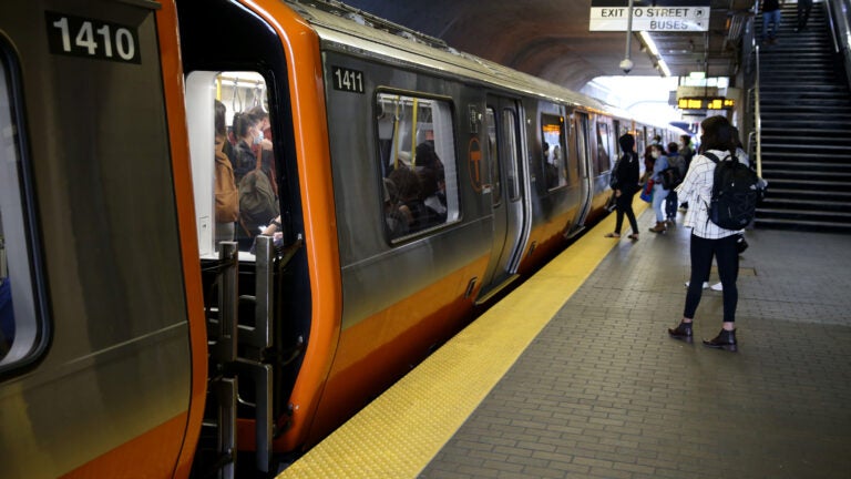 MBTA menarik 7 kereta Jalur Oranye karena pemasangan baut yang tidak tepat