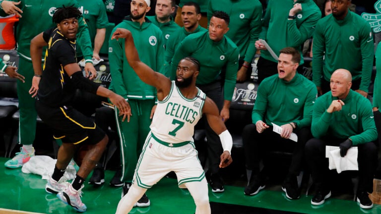 Celtics weather Warriors' storm, win Game 3 to take 2-1 NBA Finals