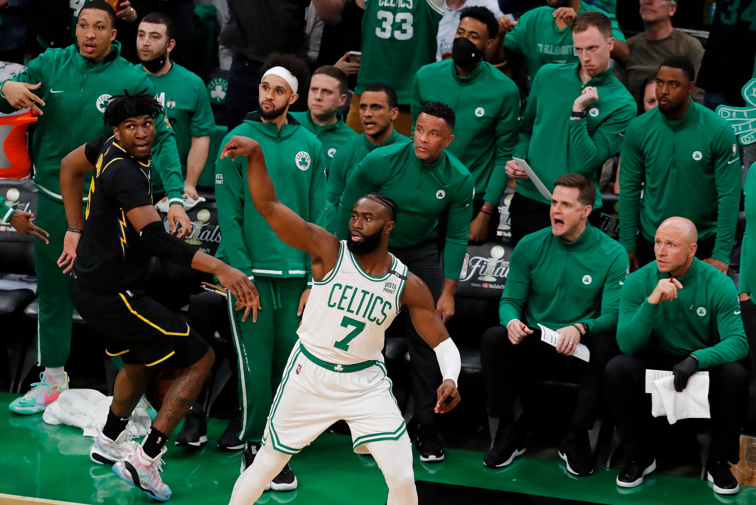 Celtics weather Warriors' storm, win Game 3 to take 2-1 NBA Finals