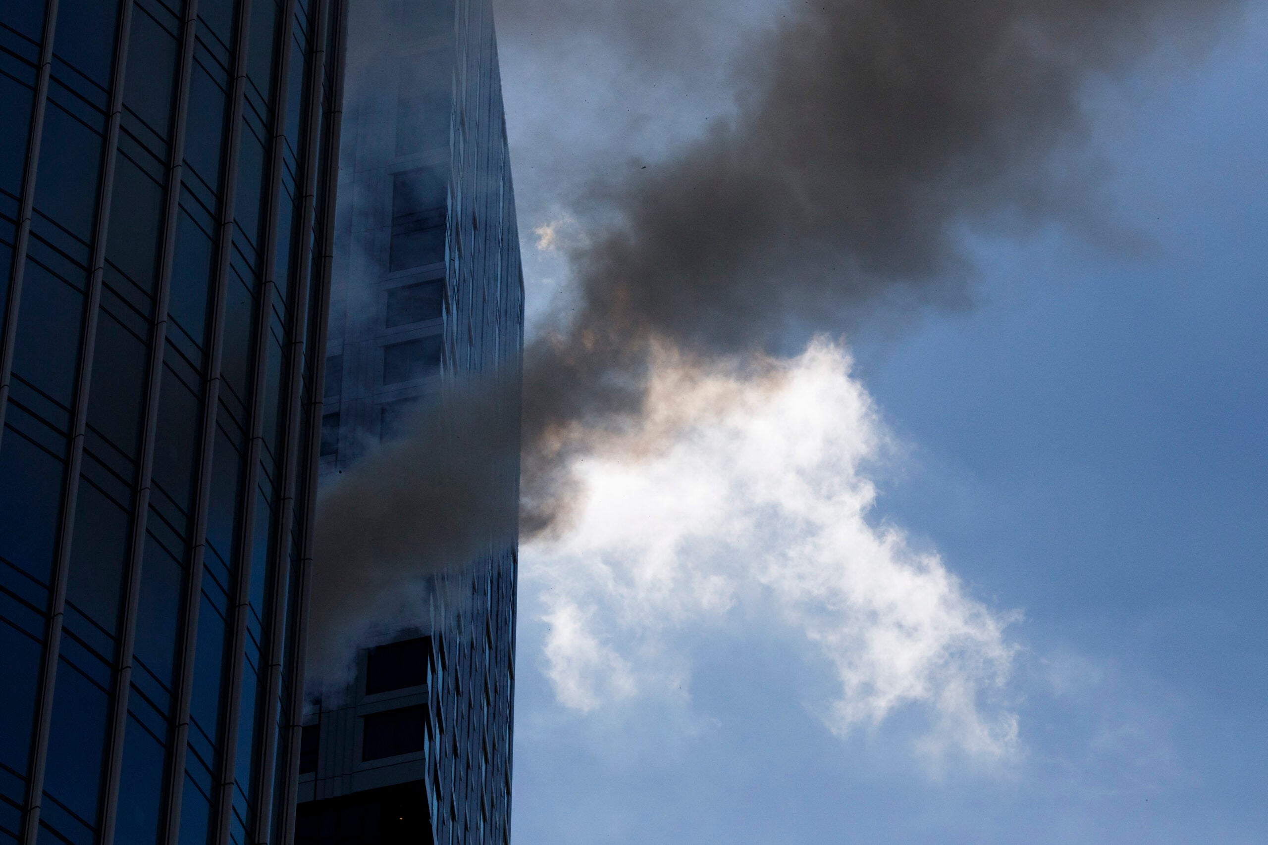 Fire in high-rise downtown closes I-93 ramps for firefighters 