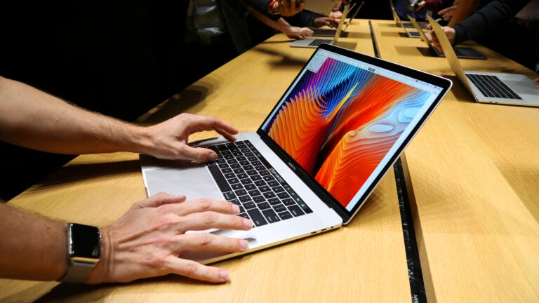 Apple menyetujui penyelesaian $ 50 juta atas keluhan keyboard MacBook
