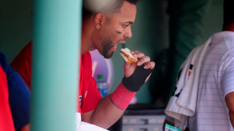Xander Bogaerts makan sandwich selai kacang dan jeli di ruang istirahat Red Sox.