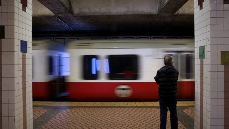 The first night of work on the red line, the shuttles extend to the morning commute