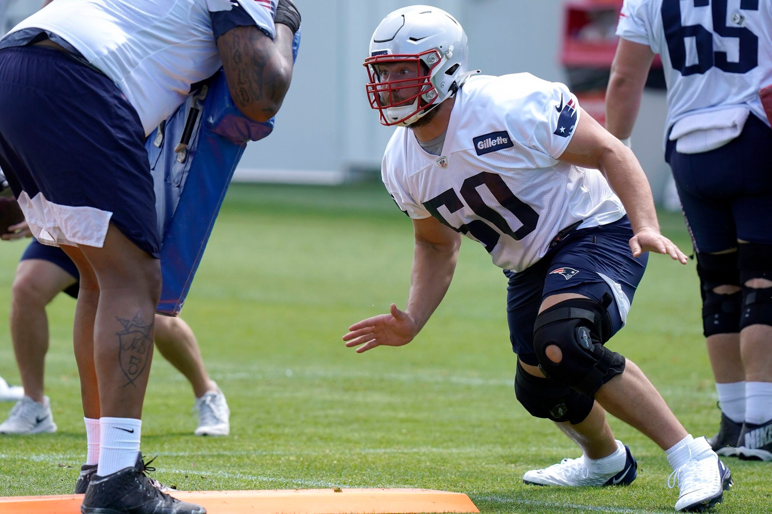 David Andrews reacts to Patriots' offensive struggles in training