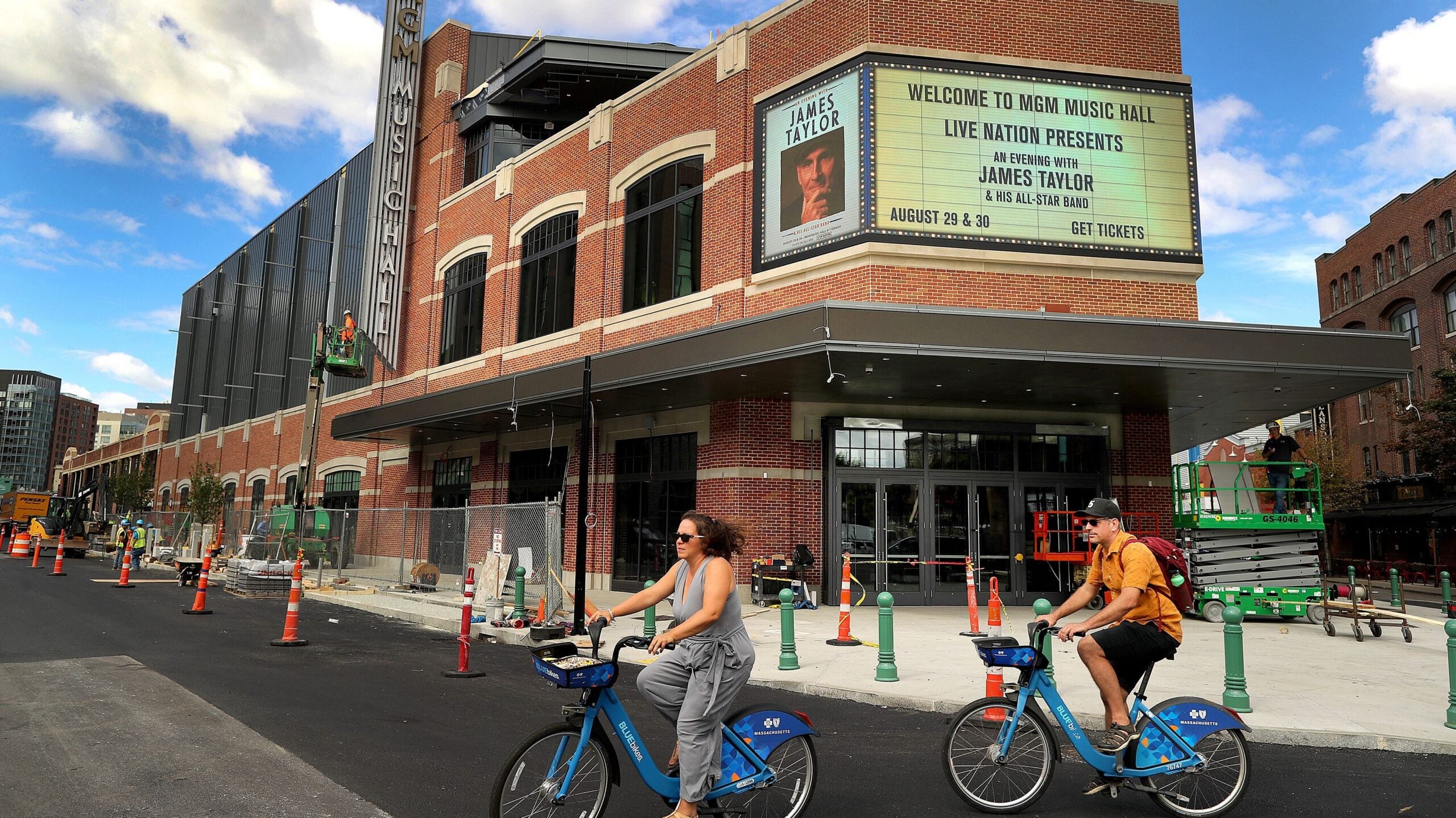 Fenway Park And The House Of Blues Along Landsdowne Street Stock