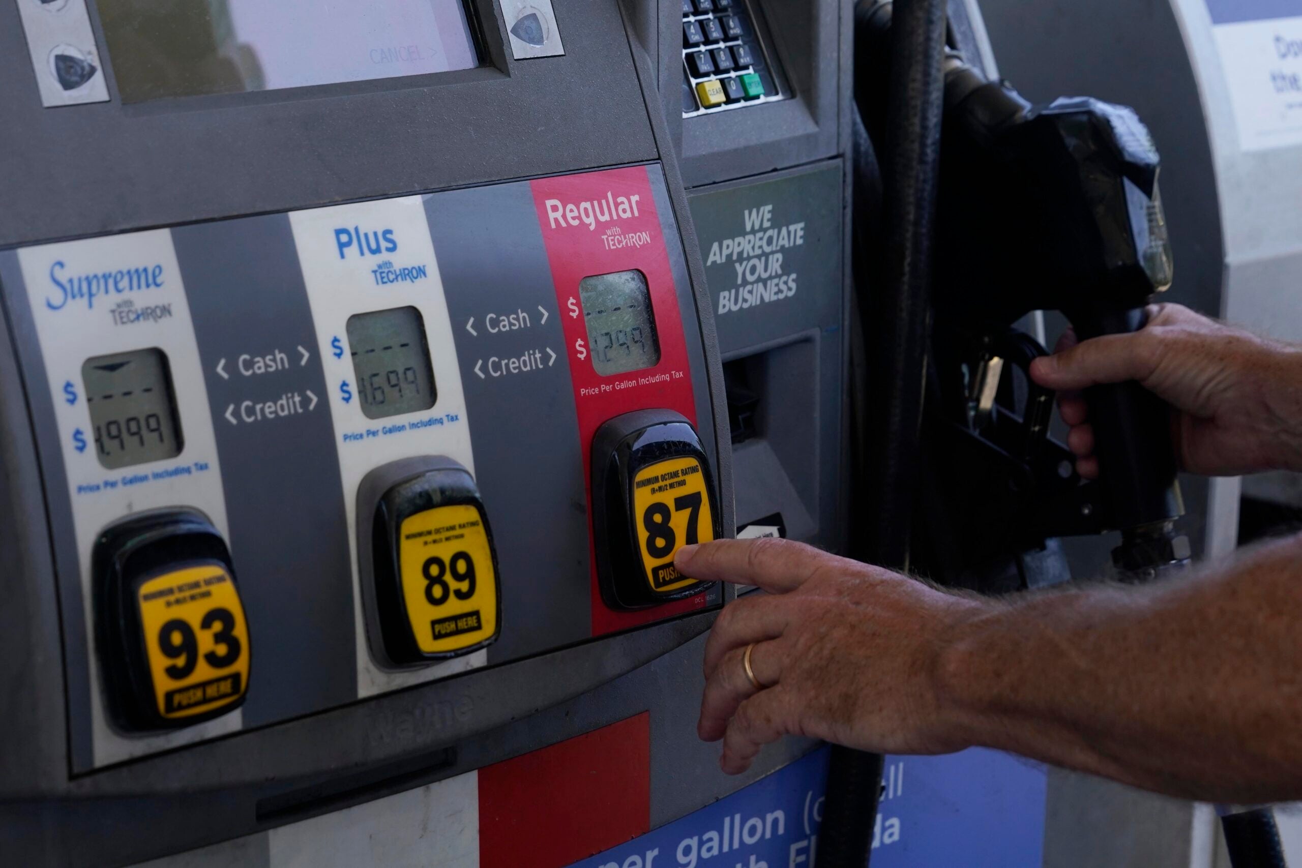 Average US gasoline price falls 45 cents to 4.10 per gallon