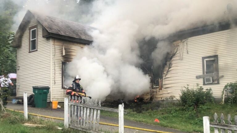 Kebakaran 3-alarm di Fitchburg mengungsikan penduduk