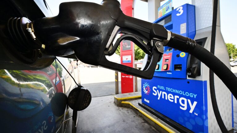 Gas prices in U.S. rise for a second week after refineries shut down - Vimarsana News