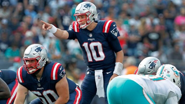 What NFL experts are predicting for Sunday's Patriots-Dolphins game