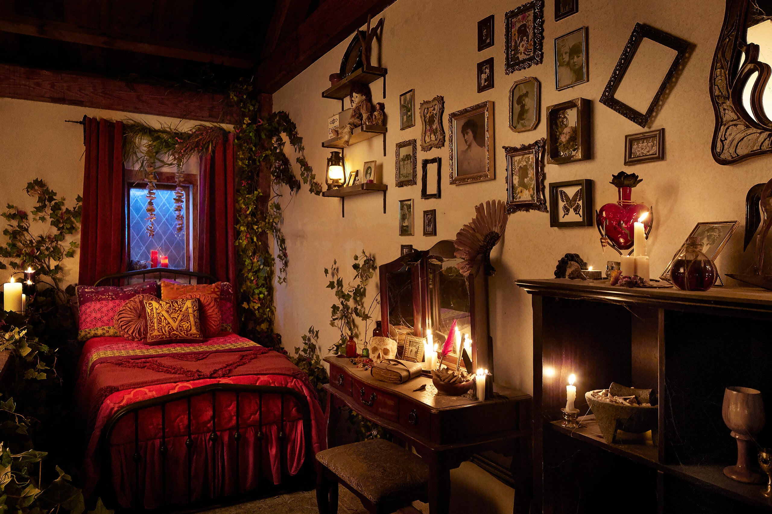 Peek Inside The Hocus Pocus Cottage In Salem, Available For One Night ...