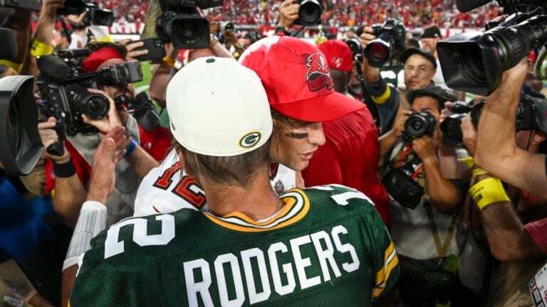 Aaron Rodgers throws for 2 TDs, Packers hold off Tom Brady, Bucs 14-12