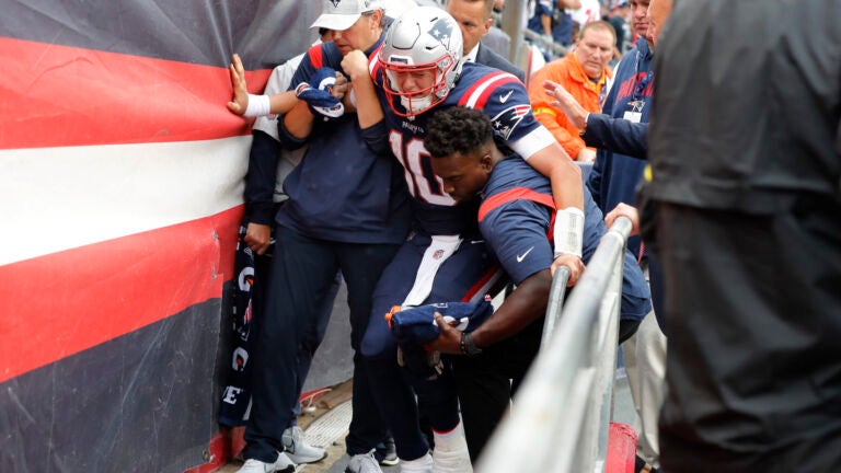 Lamar Jackson accounts for 5 TDs, Ravens hold off Patriots 37-26