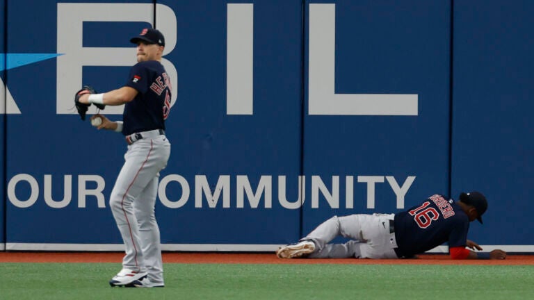 Franchy Cordero Red Sox menabrak dinding, meninggalkan game vs. Rays di gerobak