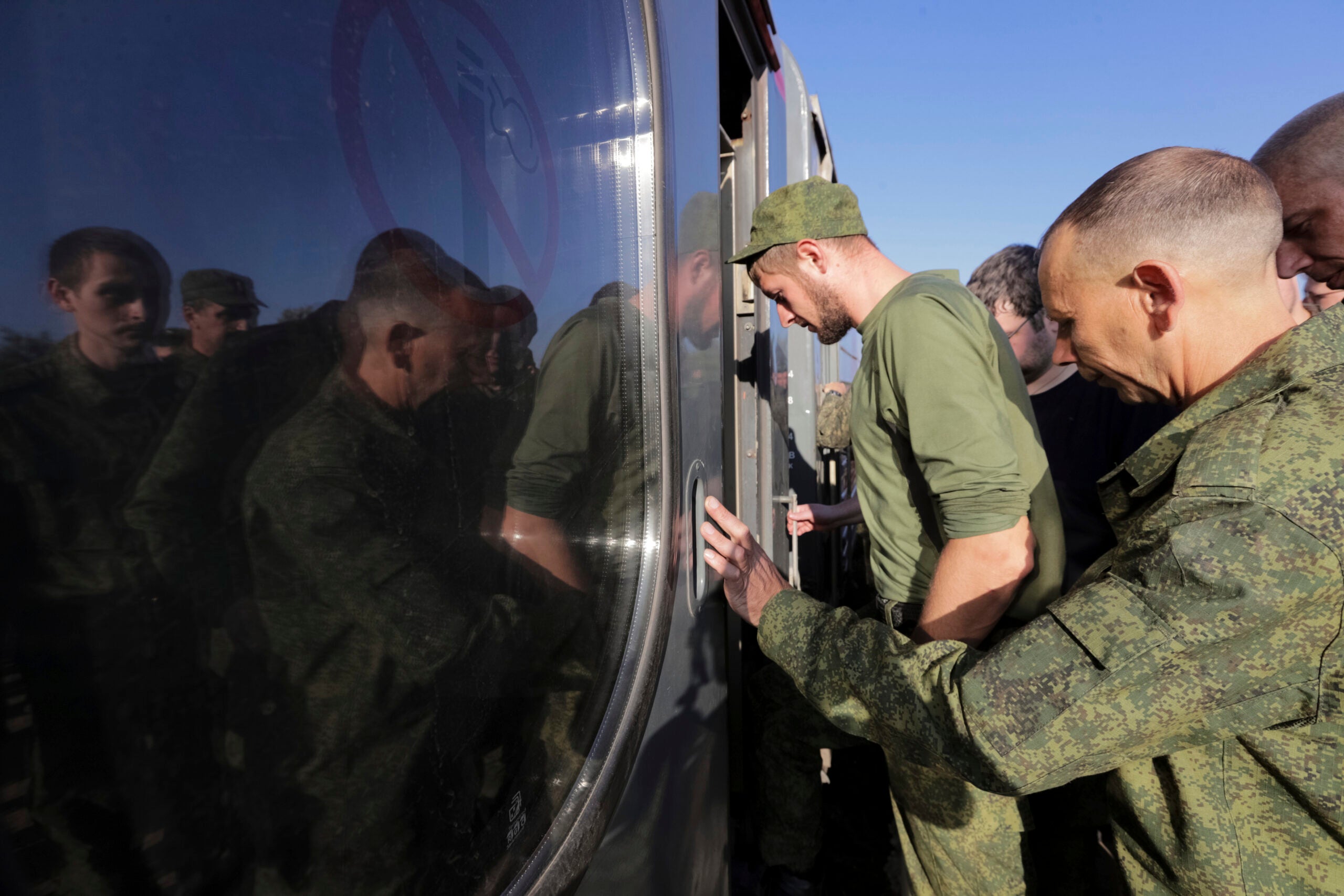 Новости новая волна мобилизации. Облавы на призывников 2022. Мягкая мобилизация. Сбежавшие из России от мобилизации.