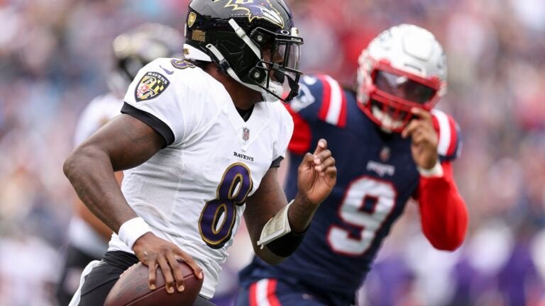 Lamar Jackson scores 5 touchdowns as the Ravens beat the Patriots 37-26