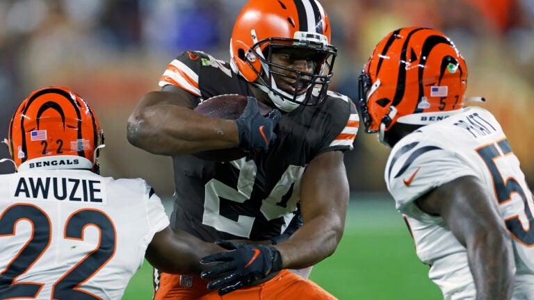 Nick Chubb runs for 2 TDs, Browns blast Joe Burrow, Bengals 32-13 - The  Globe and Mail